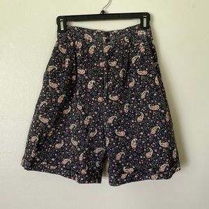 Super cute vintage 90s high rise paisley wide Bermuda shorts with cuff 24 waist